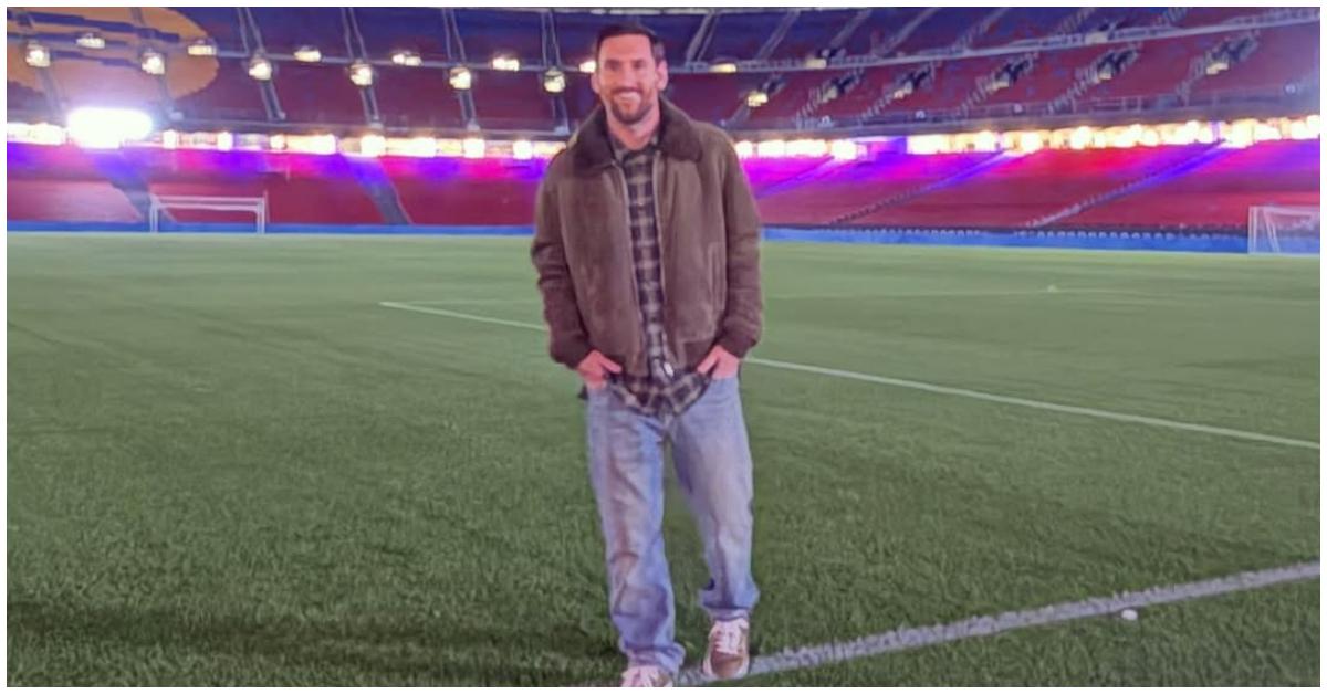 POSE MESSI - Lionel Messi saat mengunjungi markas Barcelona, Camp Nou, setelah direnovasi.