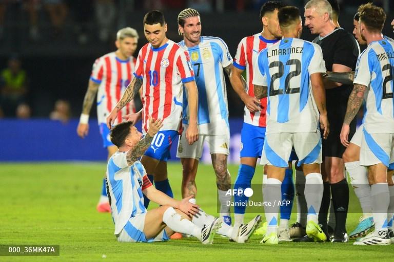 Lionel-Messi-kiri-melakukan-protes-dari-lapangan.jpg