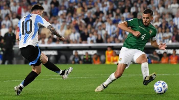 Lionel-Messi-saat-menendang-bola-pada-laga-Argentina-vs-Bolivia.jpg