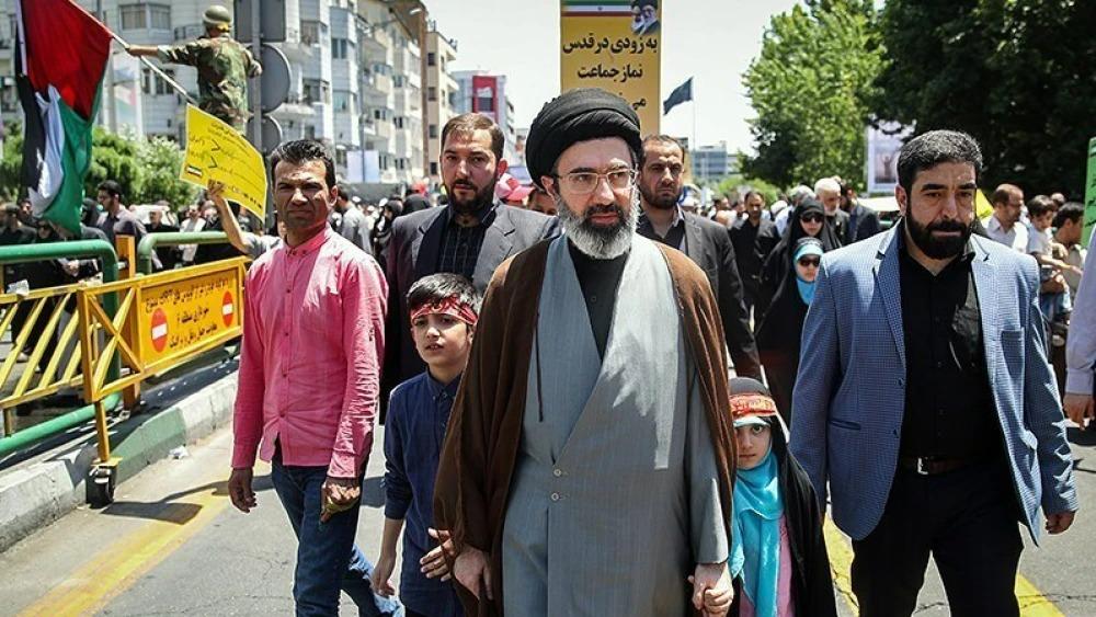 PEMIMPIN TERTINGGI IRAN - Mojtaba Khamenei bersama anak-anaknya pada Hari Quds tahun 2018. (Kantor Berita Tasnim, CC BY 4.0, melalui Wikimedia Commons)