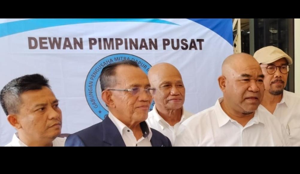 MAKAN-BERGIZI-GRATIS-Ketua-Umum-Gapimdo-Syamsul-Tribuana-dua-kanan.jpg