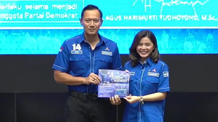 MERRY RIANA DEMOKRAT - Motivator, pengusaha, sekaligus penulis Merry Riana resmi bergabung dengan Partai Demokrat. Bergabungnya Merry Riana ditandai dengan penyerahan Kartu Tanda Anggota (KTA) oleh Ketua Umum Partai Demokrat, Agus Harimurti Yudhoyono (AHY) di Kantor DPP Partai Demokrat, Menteng, Jakarta Pusat, Senin (9/2/2026).