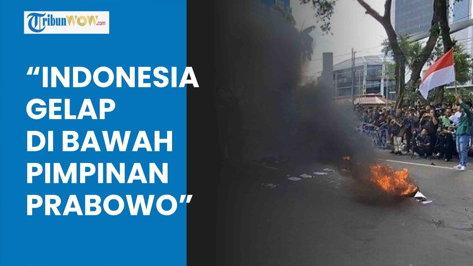 Mahasiswa-Diadang-Barrier-Beton-Kawat-Duri-Massa-Demo-Bakar-Ban-Indonesia-Gelap-Dipimpin-Prabowo.jpg