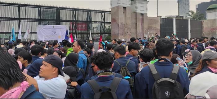 Hari Ini Deadline Tuntutan 17+8, Massa Mahasiswa dari UNPAD Geruduk Gedung DPR RI