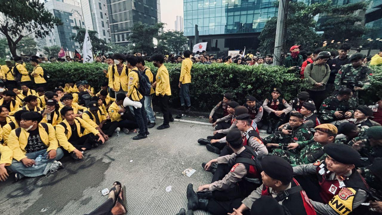 Mahasiswa-pengemudi-ojol-demonstrasi-dan-berorasi-di-aparat-TNI-Polri-di-kawasan-Thamrin.jpg