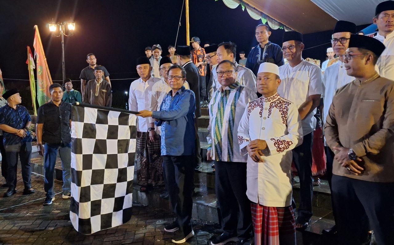 OSO Boyong Mahfud MD dan Ustaz Das’ad Latif ke Pawai Takbir Idul Adha Kayong Utara