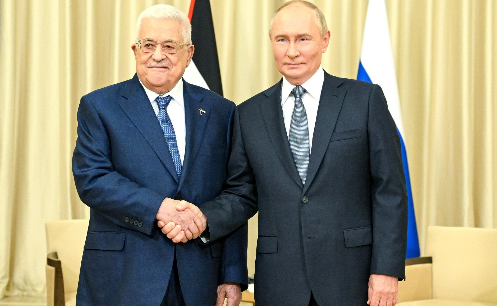 Mahmoud-Abbas-berjabat-tangan-dengan-Vladimir-Putin-dal.jpg