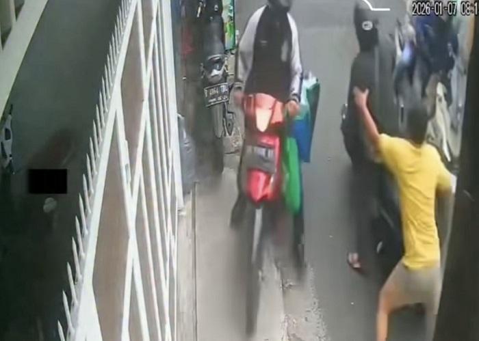 Polisi Ringkus 2 Pelaku Curanmor Bersenpi Rakitan di Palmerah Jakarta, Sita 2 Senpi dan 12 Peluru