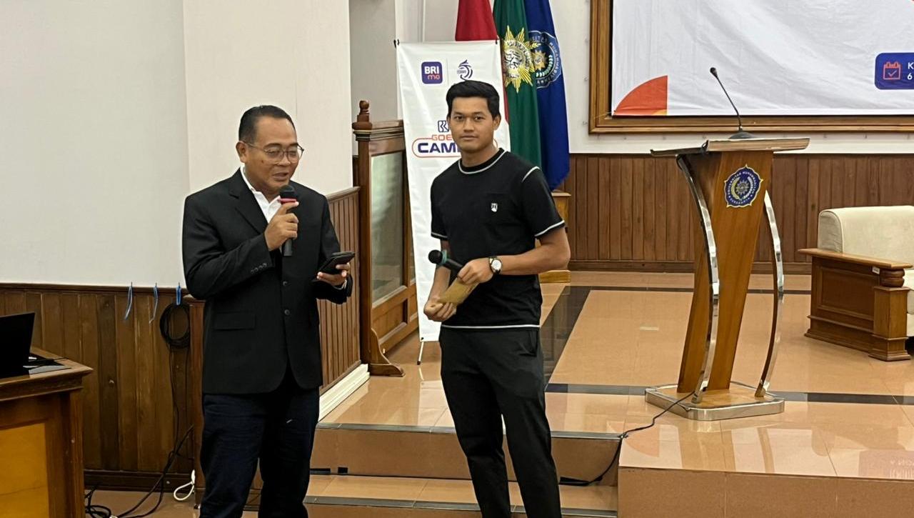 SUPER LEAGUE - Manager Corporate Share Value (CSV) I. League, Hanif Marjuni (kiri) dan kiper Persis Solo, Muhammad Riyandi (kanan) dalam acara BRI Goes to Campus yang digelar di Auditorium Moh. Djazman, Kampus 1 Universitas Muhammadiyah Surakarta (UMS), pada Kamis (6/11/2025) siang WIB.