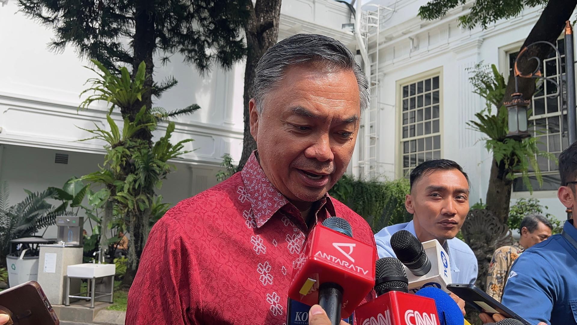 Mantan-Wamenlu-Dino-Patti-Djalal-di-Istana-Kepresidenan.jpg