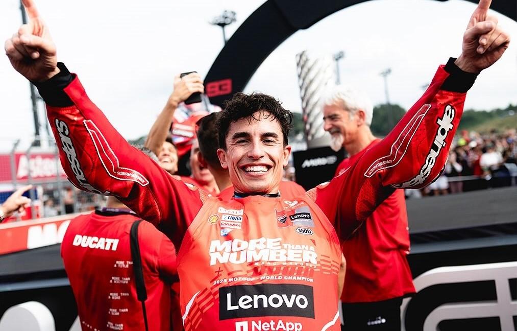 Marc-Marquez-mengangkat-tangan-penuh-kemenangan-usai-gelar-juara-dunia-MotoGP-2025.jpg