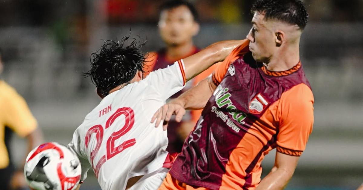 Mariano-Peralta-berebut-bola-dengan-Sutanto-Tan-di-laga-Borneo-vs-Persis.jpg