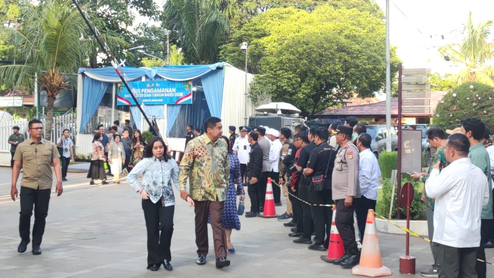 Menteri PKP Maruarar Sirait Ikut Ibadah Malam Natal di GPIB Immanuel, Jalan Kaki Menuju Gereja