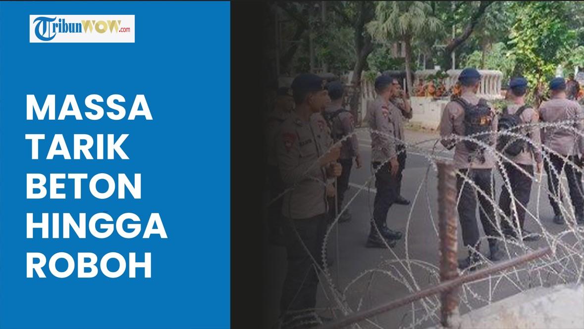 Massa-Aksi-Indonesia-Gelap-Tarik-Beton-Pembatas-hingga-Roboh.jpg
