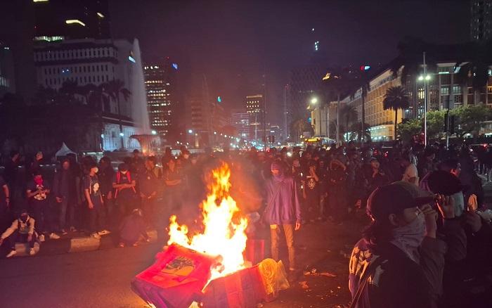 Massa Aksi Indonesia Gelap Bakar Water Barrier, Tutup Jalan  Kawasan Thamrin Jakarta Pusat