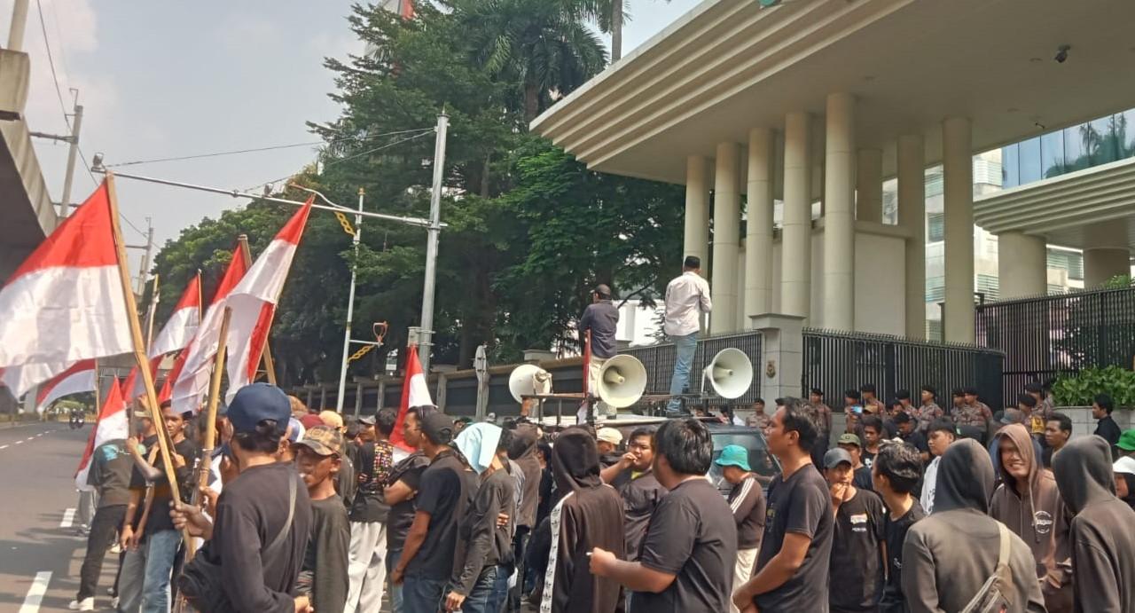 Massa-aksi-unjuk-rasa-di-depan-Gedung-Kejaksaan-Agung-Kejagung-tambang-ilegal.jpg