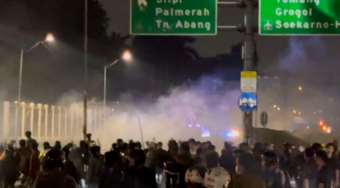 Pukul 22.00, Massa Aksi Bertahan di Depan DPR Meski Ditembaki Gas Air Mata