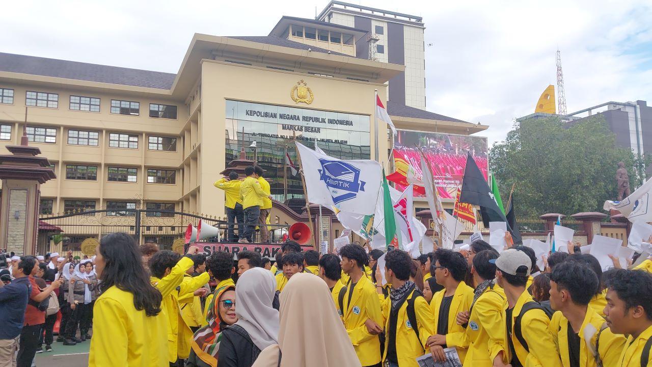 Massa-demo-unjuk-rasa-mahasiswa-UI-Universitas-Indonesia-Mabes-Polri-Jakarta.jpg