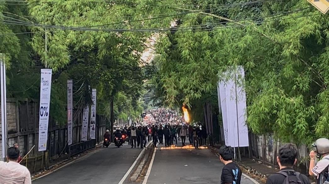Massa-pelajar-melemparkan-molotov-ke-polisi-Jalan-Patal-Senayan-saat-demo-buruh-di-DPR.jpg