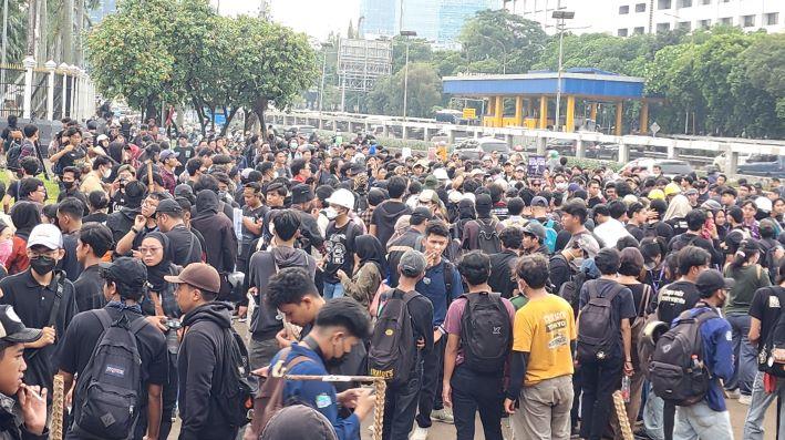 Massa-tolak-UU-TNI-yang-berasal-dari-kelompok-masyarakat-sipil-dan-mahasiswa.jpg