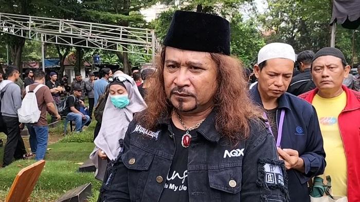 Mat Drajat Menangis di Pemakaman Epy Kusnandar: Sejak Semalam Saya Tak Tidur