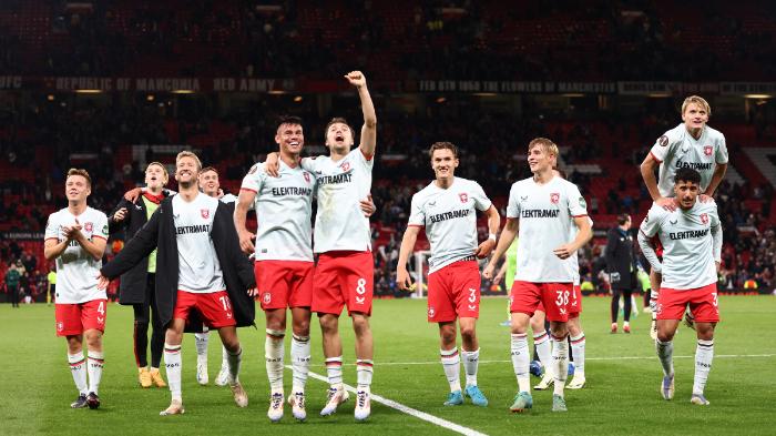 Mees-Hilgers-dan-rekan-setimnya-di-FC-Twente-tampak-gembira-usai-tahan-imbang-MU.jpg