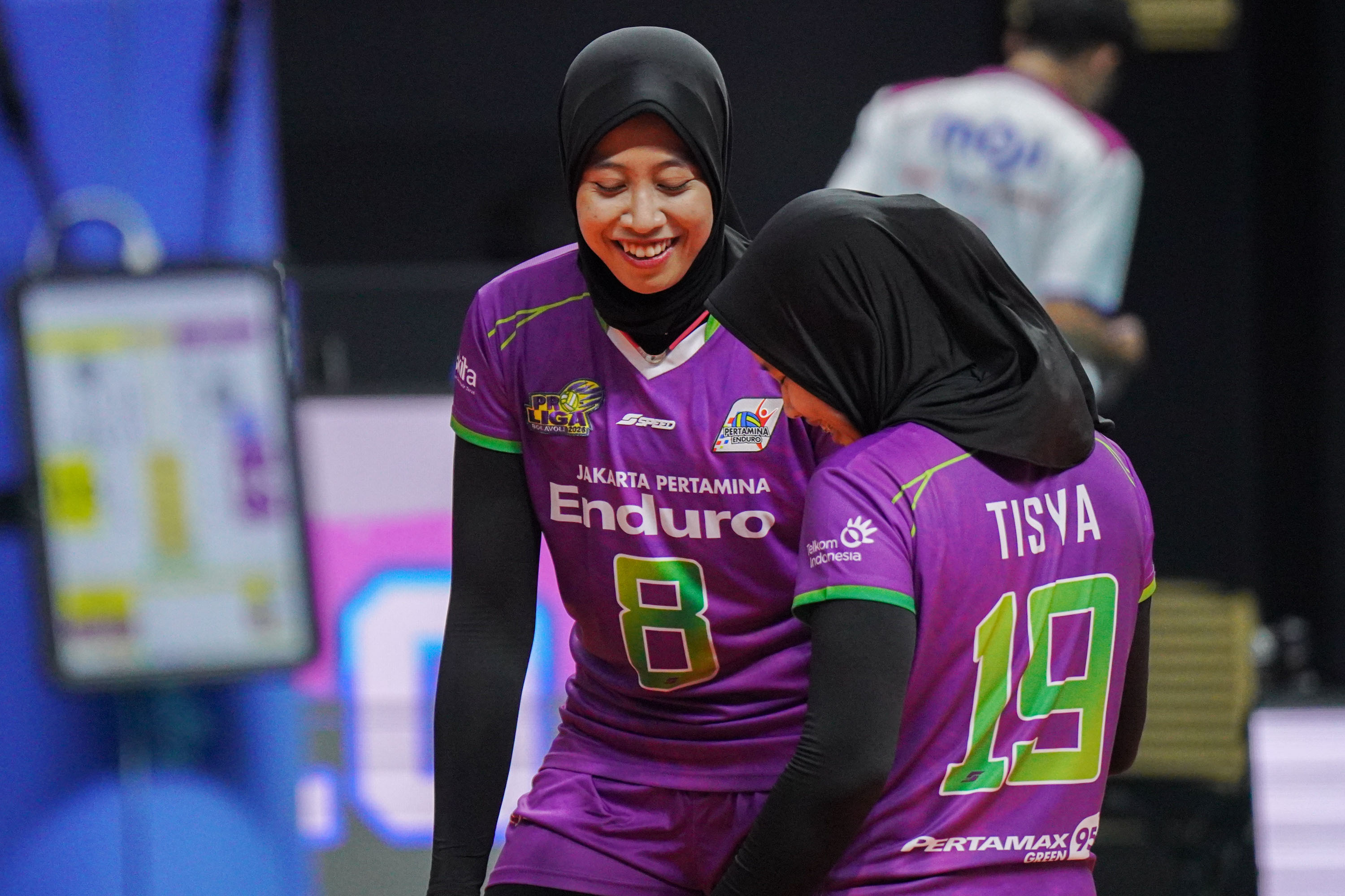 PROLIGA 2026 - Pevoli putri Pertamina Enduro, Megawati Hangesteri (kiri) tersenyum kepada Tisya Amallya Putri saat menghadapi tim voli Electric PLN dalam pertandingan final four seri kedua Proliga 2026 di Gor Sritex Arena, Solo, Minggu (12/4/2026). Megawati Hangestri dan kolega sukses mengalahkan Electri PLN dengan skor 3-2 (25-22,25-22,21-25,18-25,15-8). TRIBUNNEWS/Muhammad Nursina