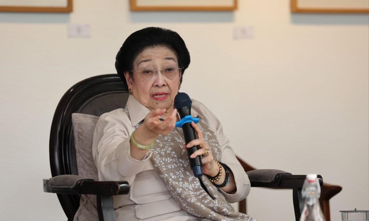 Megawati-Soekarnoputri-membuka-pameran-seni-rupa-Mata-Hati-Soekarno-di-Bantul.jpg