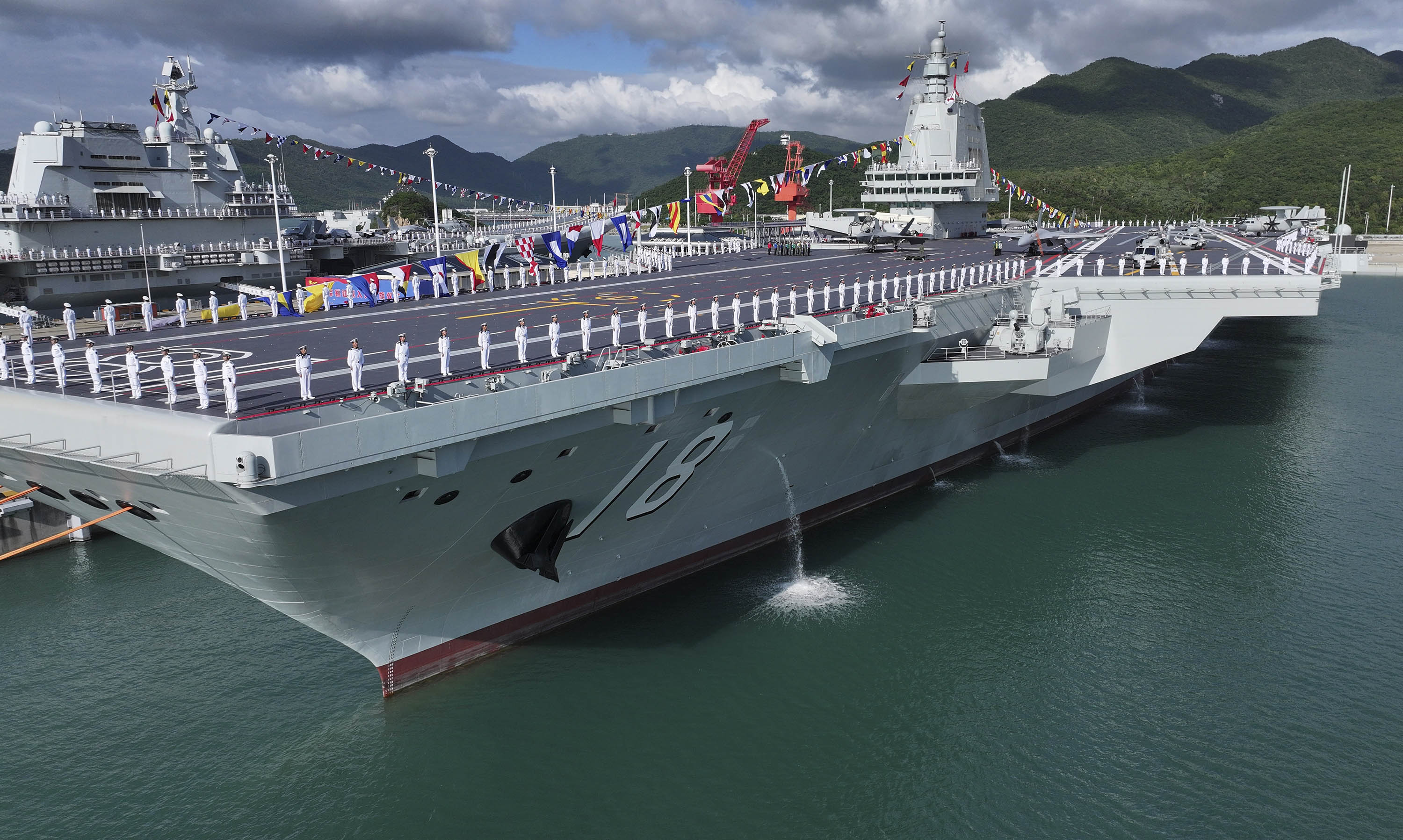 KAPAL INDUK - Upacara peresmian dan pengibaran bendera di kapal induk pertama China, Fujian, yang dilengkapi ketapel elektromagnetik, digelar di pelabuhan angkatan laut di Kota Sanya, Provinsi Hainan, China selatan, pada 5 November 2025. Fujian diluncurkan pada Juni 2022 dan dinamai sesuai Provinsi Fujian. (Xinhua/Li Gang)