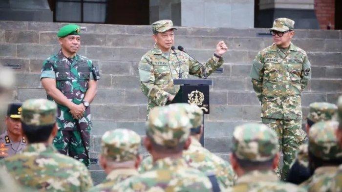 Mendagri-Tito-Karnavian-dan-Wamendagri-Bima-Arya-Sugiarto-di-retret-kepala-daerah-di-Akmil-Magelang.jpg