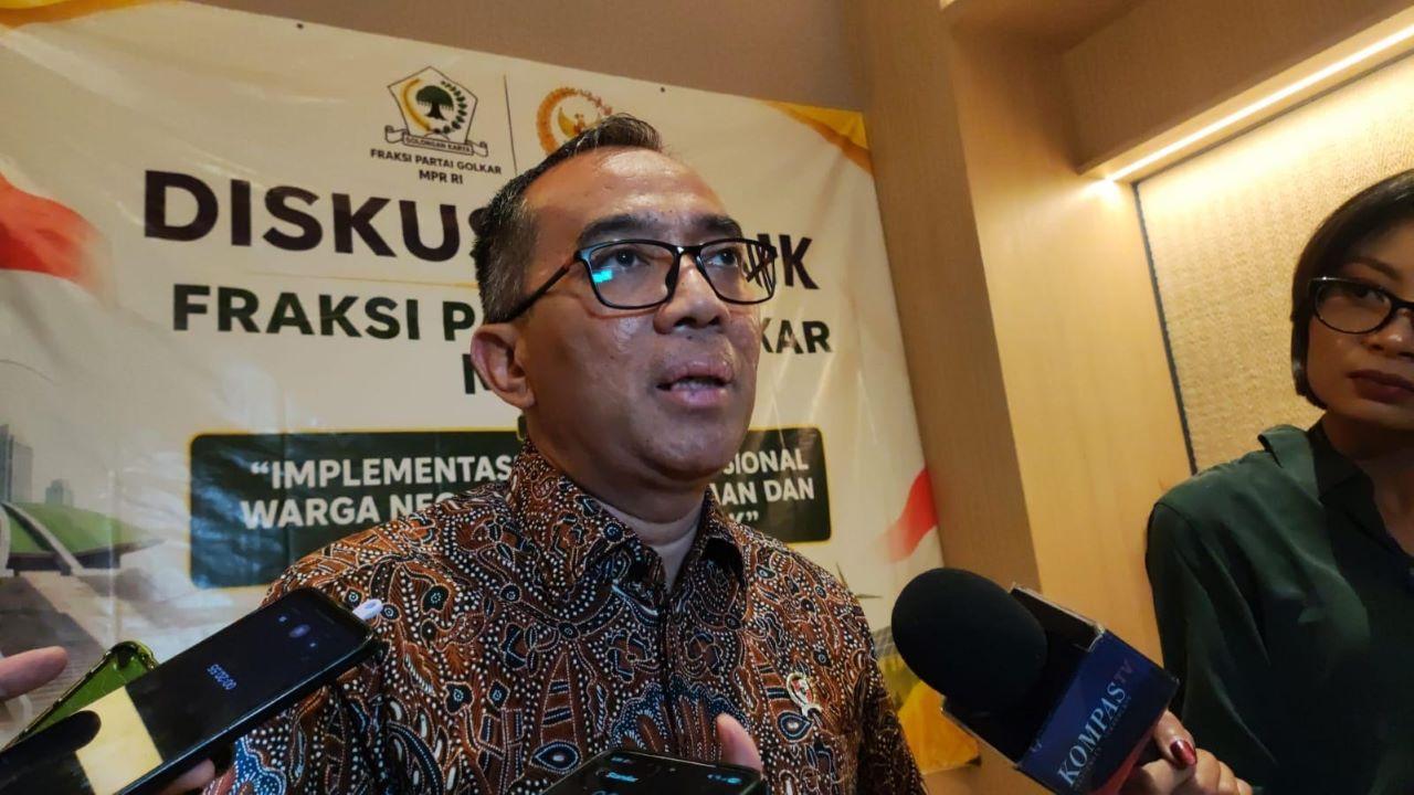 Mendiktisaintek-Brian-Yuliarto-usai-menghadiri-Diskusi-Publik-Fraksi-Partai-Golkar-MPR.jpg