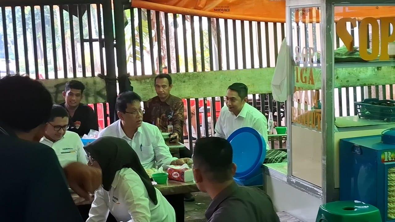 Menkeu-Purbaya-Yudhi-Sadewa-yang-tengah-menikmati-ayam-goreng-sambel-ijo-di-kantin-biru.jpg
