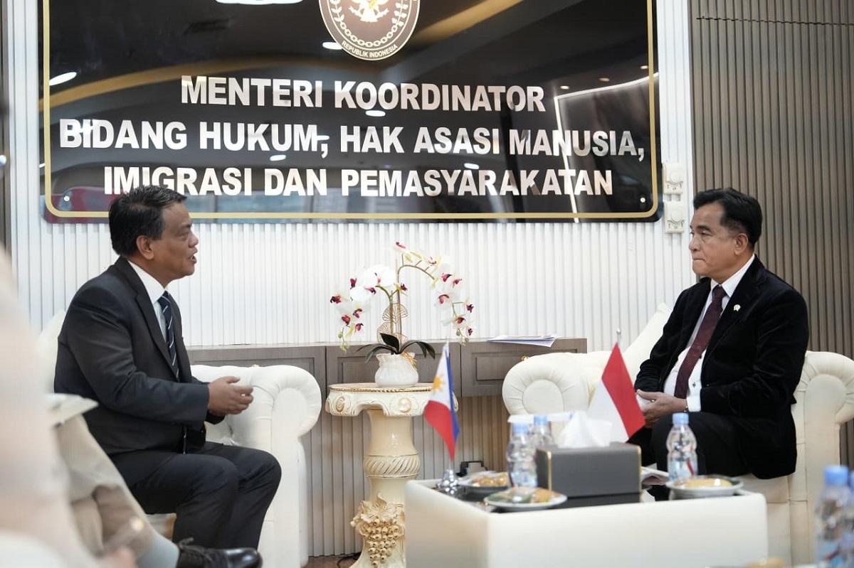 Menko-Kumham-Imipas-Yusril-Ihza-Mahendra-dan-Dubes-Filipina.jpg