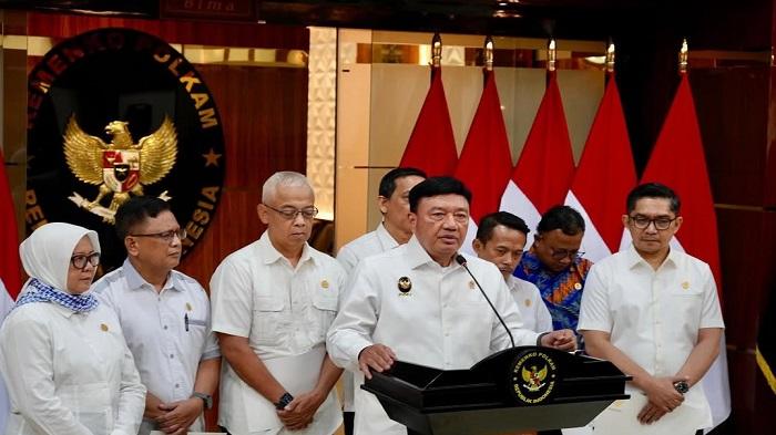 Menko-Polhukam-Budi-Gunawan-yang-juga-Ketua-Kompolnas-bersama-para-Komisioner-Kompolnas.jpg