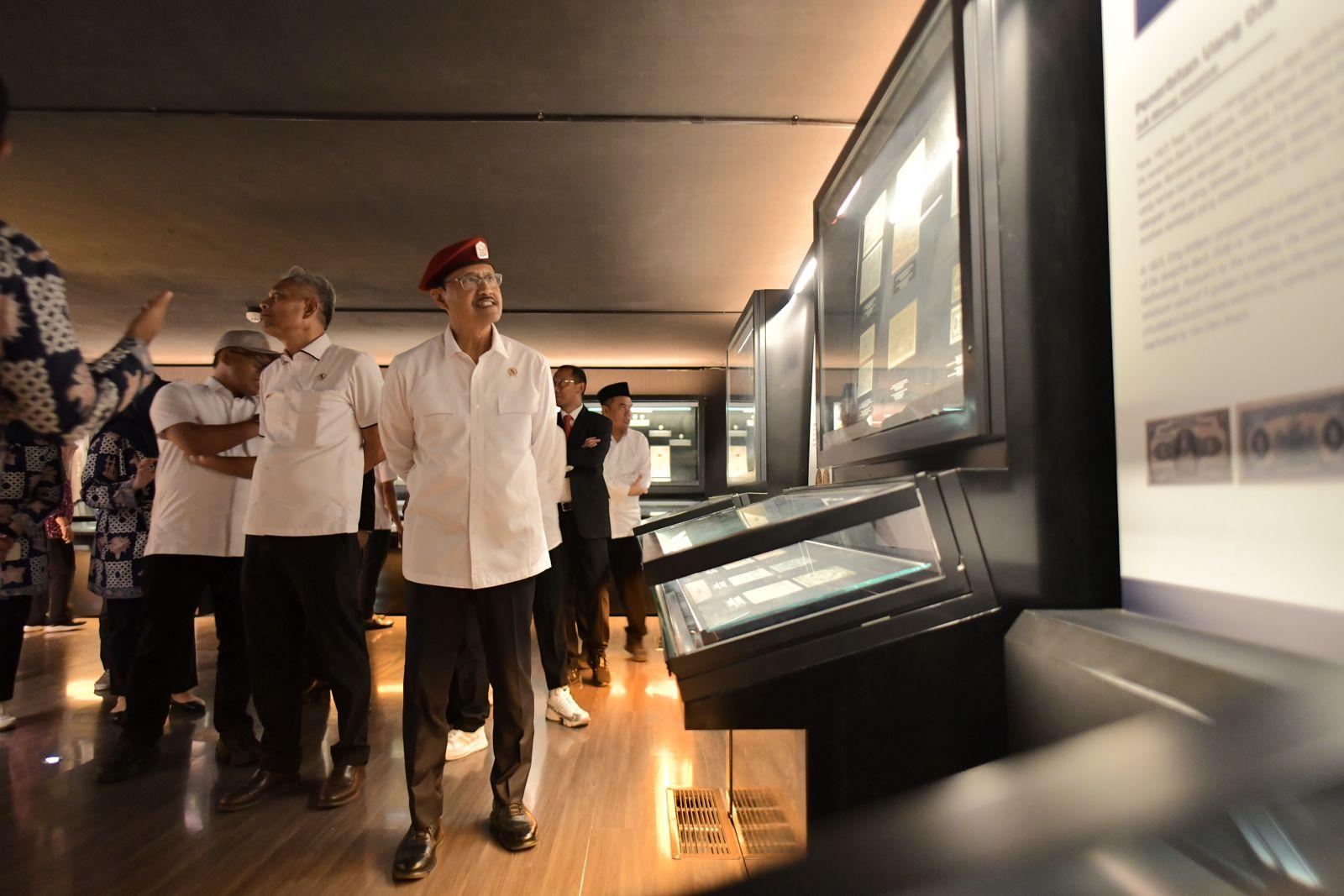 Mensos-Gus-Ipul-saat-di-Museum-BI.jpg