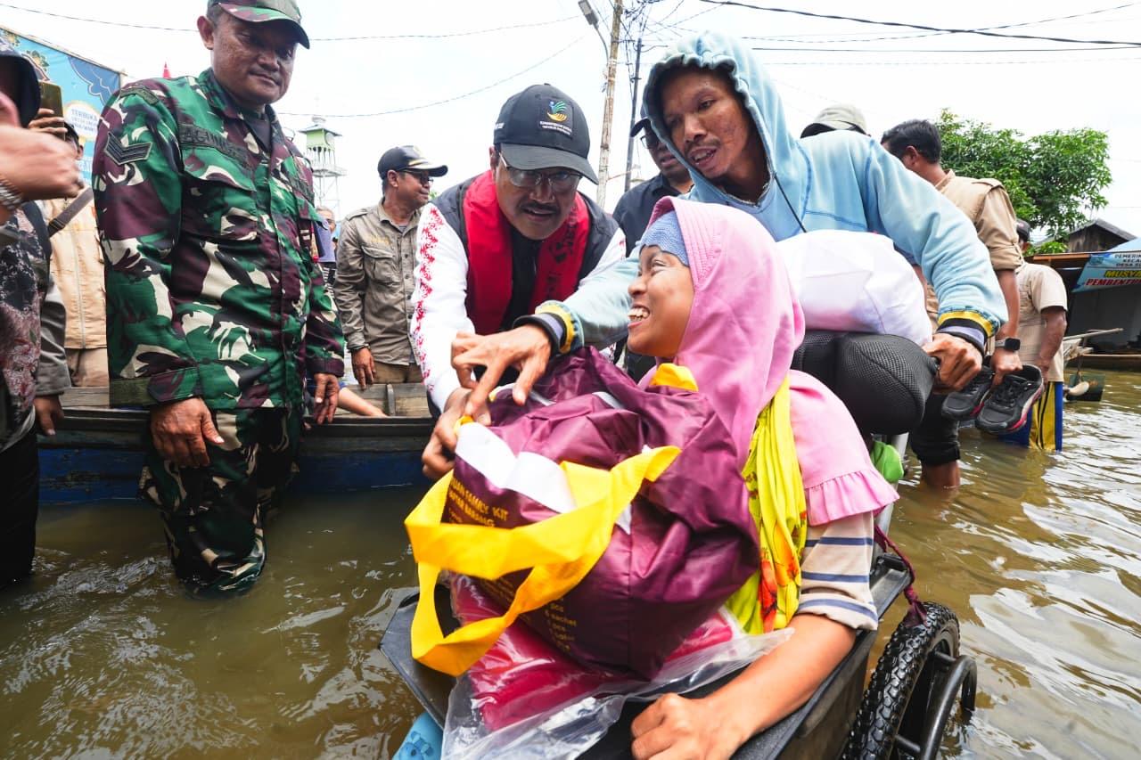 Tinjau Banjir Banjar, Mensos Gus Ipul Salurkan Bantuan ke Warga Terdampak