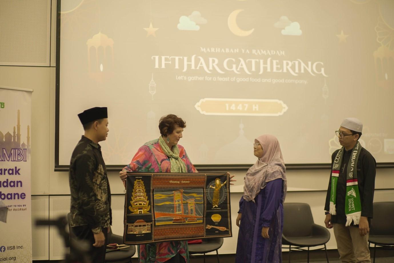 RAMADAN 2026 - Cinderamata khas Indonesia untuk Menteri Fiona. Foto: Abid Khofif/IISB