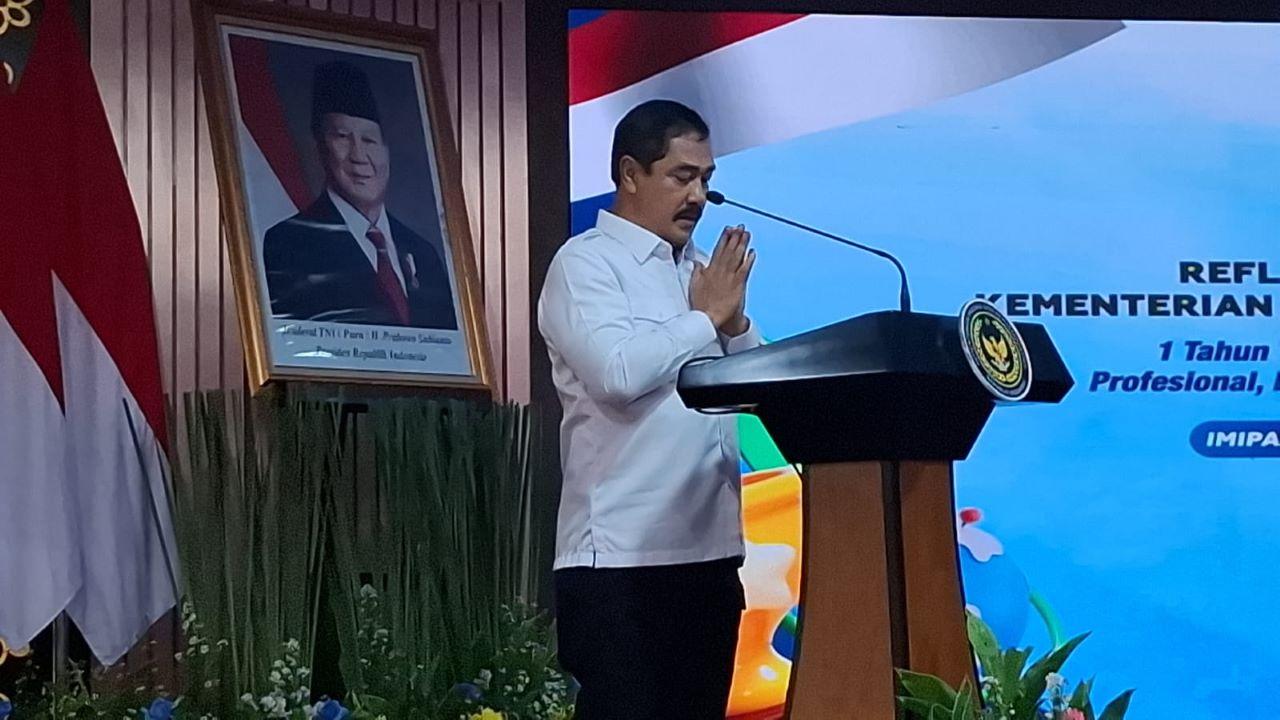 Menteri Imipas Tertegun di Podium, Dua Kali Minta Maaf ke Publik