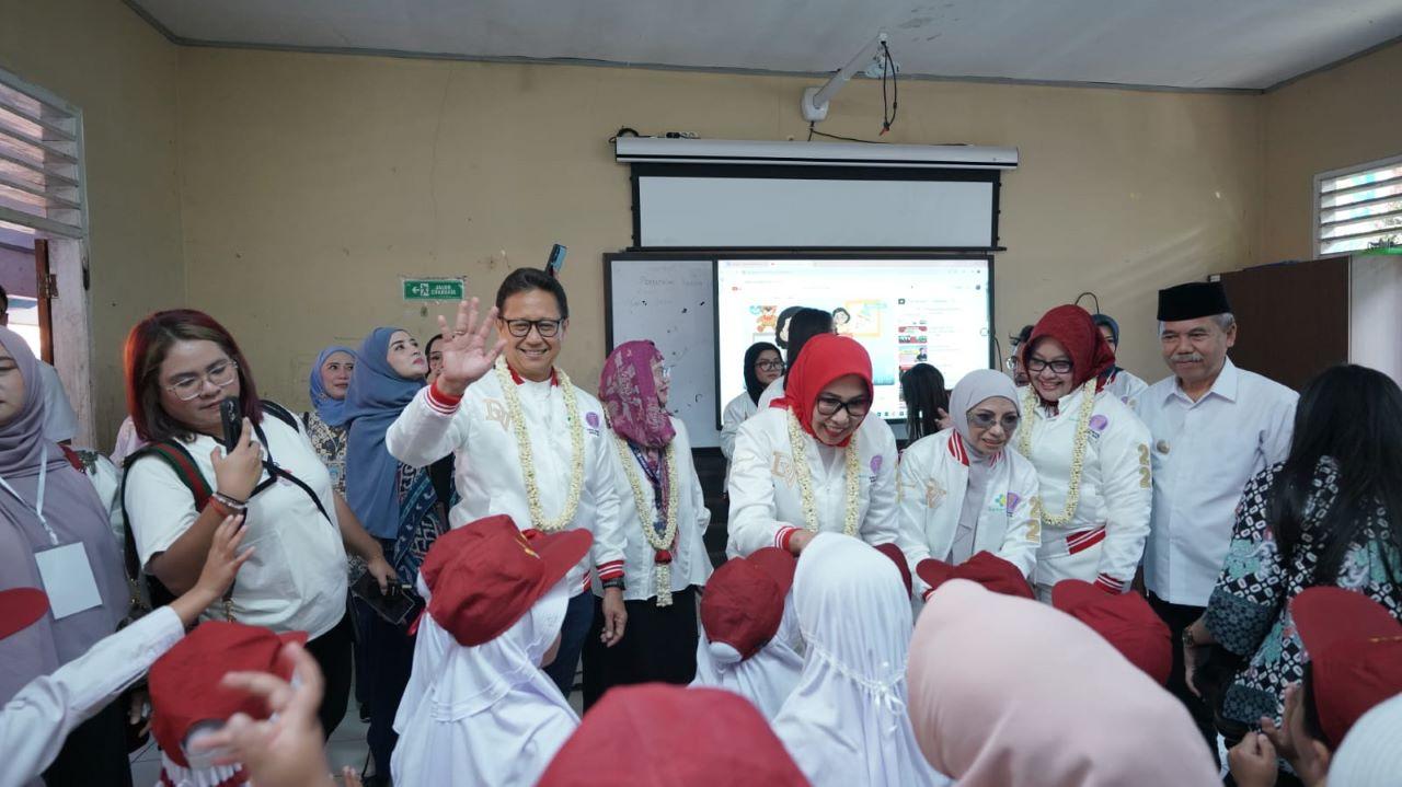 Menteri-Kesehatan-Budi-Gunadi-Sadikin-berinteraksi-dengan-siswa-peserta-edukasi-kesehatan-gigi.jpg