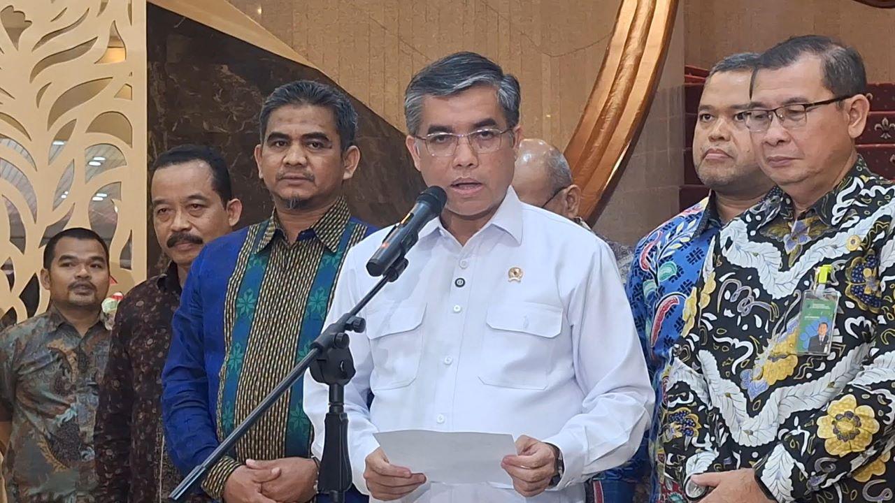 Menteri-Ketenagakerjaan-Yassierli-konferensi-pers-di-kantor-Kemenaker.jpg