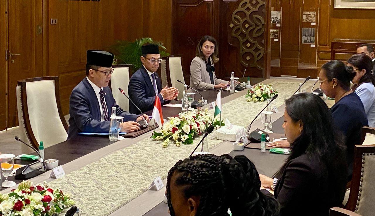 Menteri-Luar-Negeri-RI-Sugiono-dan-Menteri-Luar-Negeri-Madagaskar-Alice-NDiaye.jpg
