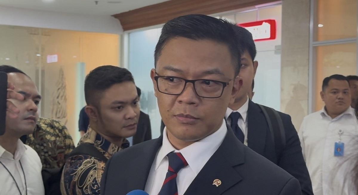 Menteri-Luar-Negeri-RI-Sugiono-di-Kompleks-Parlemen-320.jpg