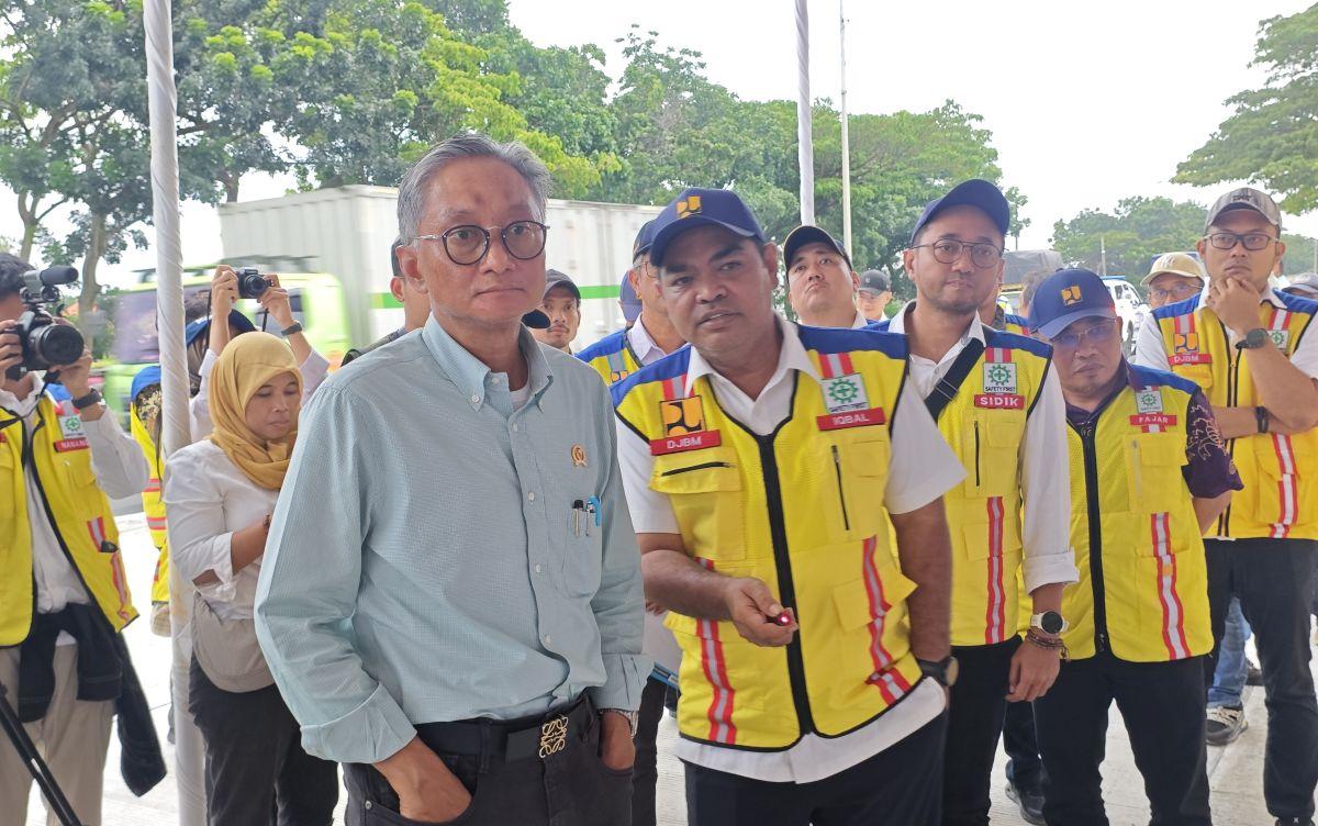 Menteri-PU-Dody-Hanggodo-saat-meninjau-ruas-Kaligawe.jpg