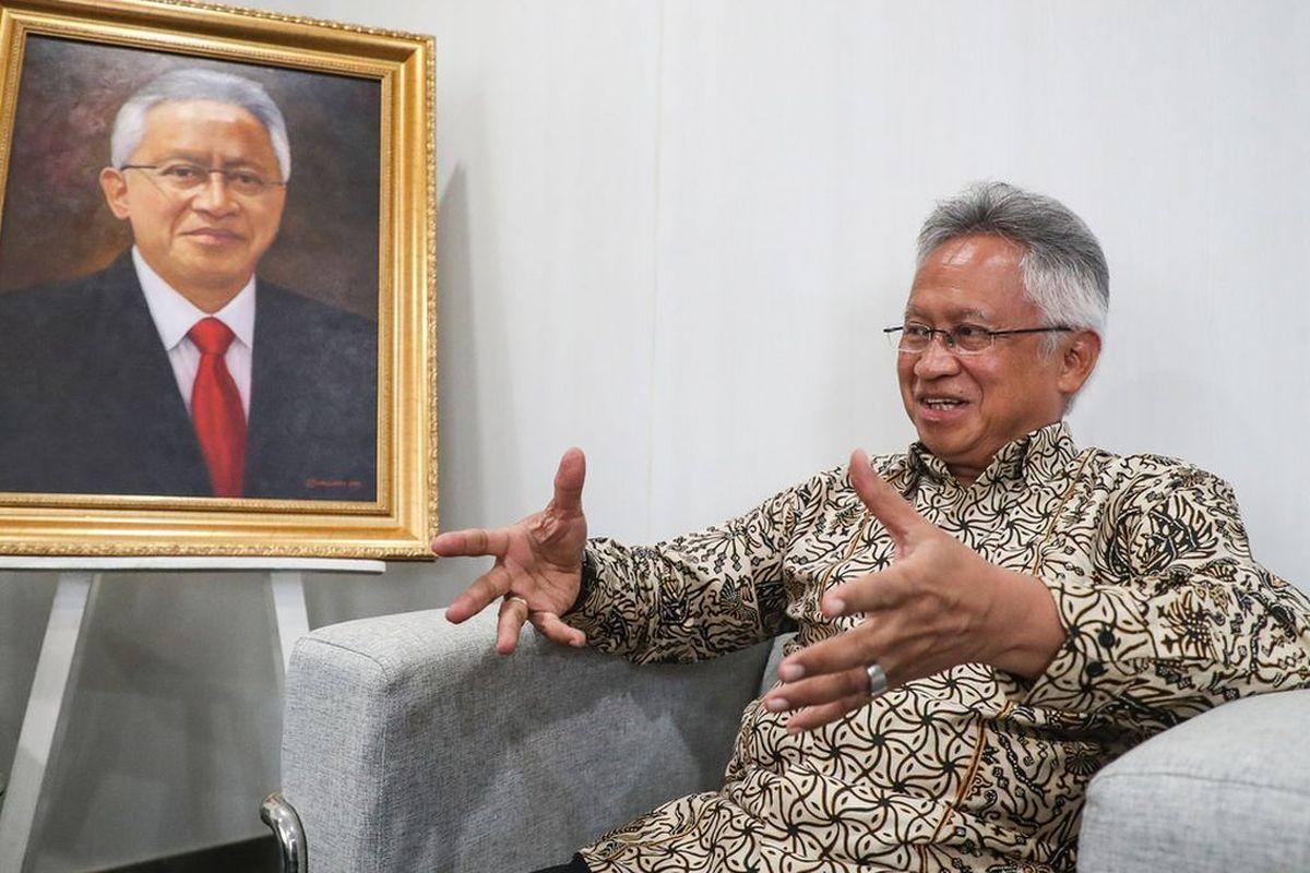 Mendiktisaintek Satryo Soemantri Bekerja Seperti Biasa di Kantornya Usai Didemo Pegawai