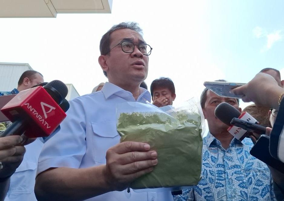 Menteri-Perdagangan-Budi-Santoso-di-pelepasan-ekspor-perdana-Kratom.jpg