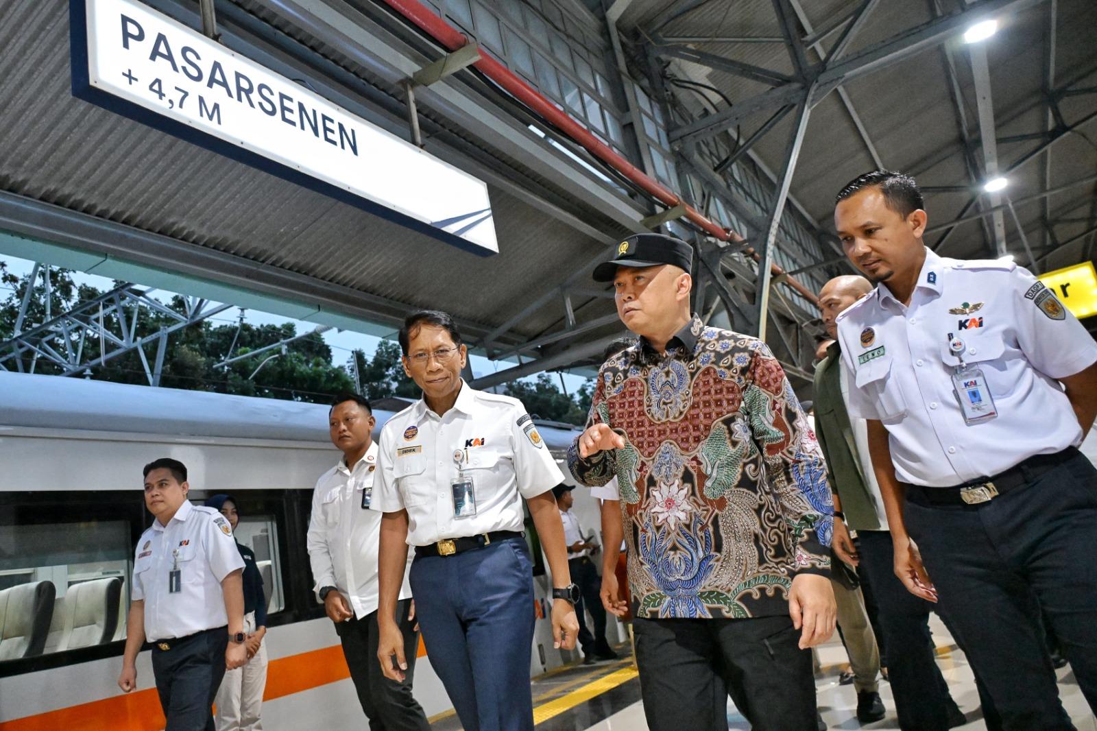Menteri-Perhubungan-Menhub-Dudy-Purwagandhi-cek-moda-transportasi.jpg