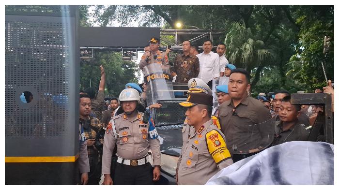 Menteri-Sekretaris-Negara-Mensesneg-Prasetyo-Hadi-meneken-secara-langsung-surat-tuntutan.jpg