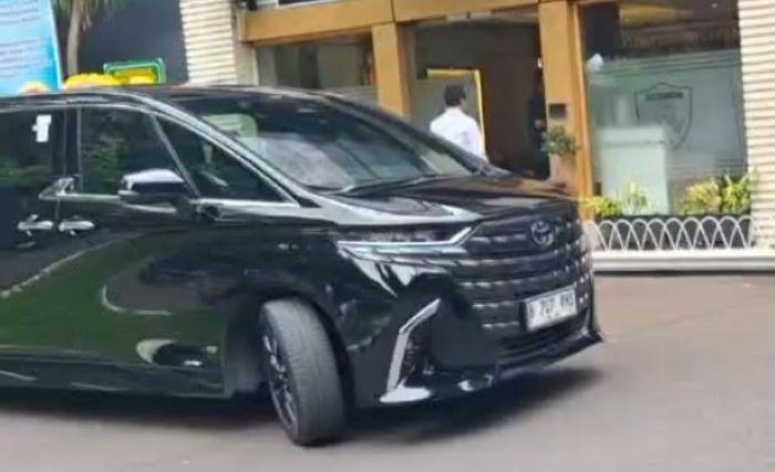 Turun dari Alphard Mewah, Richard Lee Jalani Pemeriksaan Perdana di Polda Metro