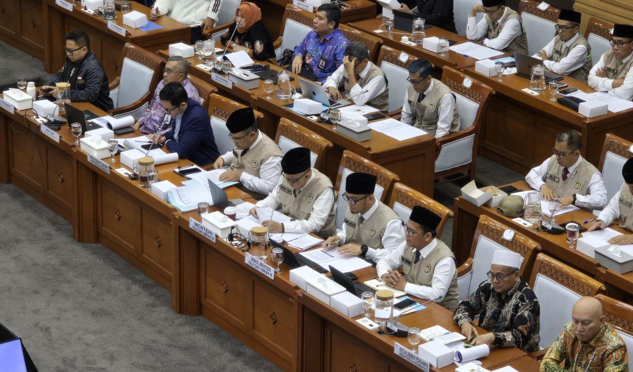 Mochamad-Irfan-Yusuf-Menteri-Haji-dan-Umrah-RI-saat-Rapat-Kerja-dengan-Komisi-VIII-DPR.jpg