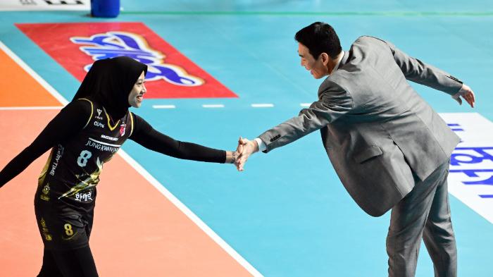 Momen-Megawati-Hangestri-dan-pelatih-Red-Sparks-Ko-Hee-jin.jpg